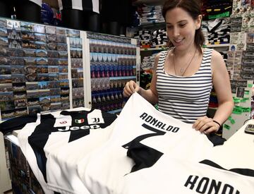 La venta de camisetas de Cristiano Ronaldo sigue creciendo en toda Italia. Portuguese football superstar transfer from Real Madrid to Italy's Juventus was announced on July 10.  / AFP PHOTO / Isabella Bonotto