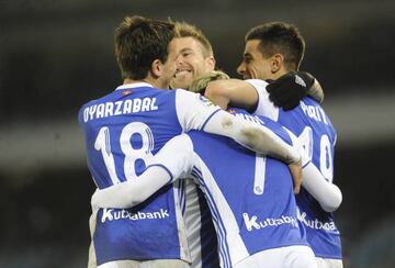 Varios jugadores de la Real Sociedad celebran un gol.