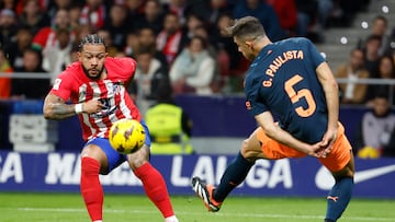 MADRID, 28/01/2024.- El delantero neerland¨¦s del Atl¨¦tico de Madrid Memphis Depay (i) ante Gabriel Paulista defensa brasile?o del Valencia durante el partido correspondiente a la jornada 22 de LaLiga que enfrenta al Atl¨¦tico de Madrid y el Valencia este domingo en el estadio C¨ªvitas Metropolitano. EFE/ Javier Lizon
