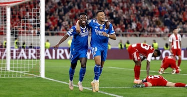 2-4. El delantero francés celebra su cuarto gol con Vinicius.