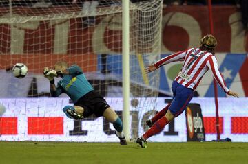 El jugador del Atl¨¦tico de Madrid Forl¨¢n marca el 1-0 al Barcelona.