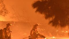 Bomberos cerca del Getty Center, combatiendo las llamas. Los Angeles, CA. Octubre 28, 2019. 