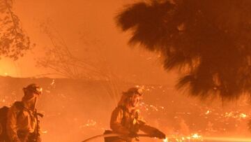 Bomberos cerca del Getty Center, combatiendo las llamas. Los Angeles, CA. Octubre 28, 2019.