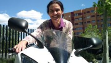 Charo ya no tiene moto, pero cada vez que se acerca a una se le dispara la sonrisa.