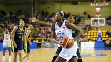 GRAF9308. SALAMANCA 31/10/2018.- La jugadora del Perfumerías Avenida Angelica Robinson intenta superar a una rival del Fenerbahce, en el segundo partido del Grupo B de la Euroliga de baloncesto femenino.EFE/J.M.GARCIA