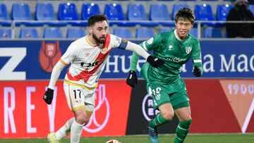 HUESCA (ARAGÓN), 06/01/2024.- El centrocampista japonés Kento Hashimoto (d) del Huesca disputa un balón ante el centrocampista Unai López del Rayo Vallecano este sábado, durante el partido de dieciseisavos de Copa del Rey de fútbol, entre el Huesca y el Rayo Vallecano, en el campo de fútbol El Alcoraz de Huesca. EFE/ Javier Blasco
