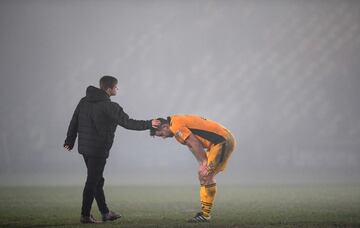 El jugador de Newport Darren Jones es consolado en el silbido final después de perder en el tiempo de descuento de la Segunda Ronda de la Copa FA de Emirates entre Newport County y Plymouth Argyle