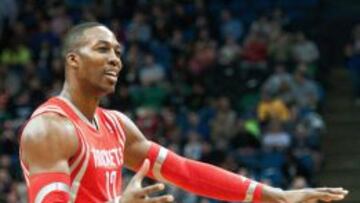 El jugador de los Rockets Dwight Howard habla con un árbitr.