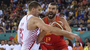 Marc Gasol ante Ivan Buva durante el partido entre Espa&ntilde;a y Croacia en el Eurobasket.