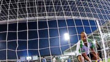 <b>UN GOL, UN PUNTO. </b>Gonzalo Colsa recoge el balón de la portería de César tras el gol de Tchité que salvaba un punto para el Racing.