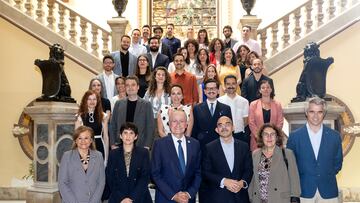 En primera fila, de izquierda a derecha, Cristina Gallach, María Jesús Espinosa de los Monteros, Francisco de la Torre, Carlos Núñez, Montserrat Domínguez e Ignacio Soto junto a los ganadores de esta edición.