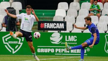 Álvaro Núñez, del Amorebieta, y Saúl, del Racing.