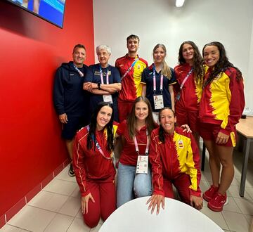 La Princesa Leonor y la Infanta Sofía posan con parte del equipo español de natación. 