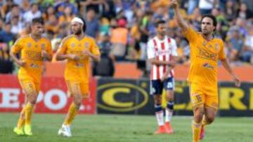 Enrique Esqueda festeja un gol frente al Chivas en la última fecha del Torneo Clausura 2015.