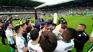 Los jugadores del Racing mantean a Romo tras conseguir el ascenso.