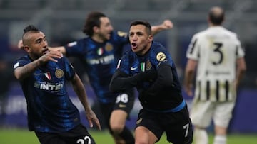 Arturo Vidal y Alexis Sánchez festejan ante la Juventus, en la final de la Supercopa de Italia.