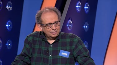 En su caso fue un reenganche tras ganar el programa de magníficos lo que le permitió completar la gesta. Dávila, que protagonizó una entrañable rivalidad con Pablo Díaz en ‘Pasapalabra’, hizo 82 programas del tirón entre 1997 y 1998.