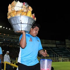 Fan de Alianza paga sus estudios vendiendo en el Cuscatlán