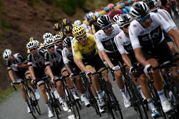 Geraint Thomas llevando el maillot de líder guía al resto del pelotón.