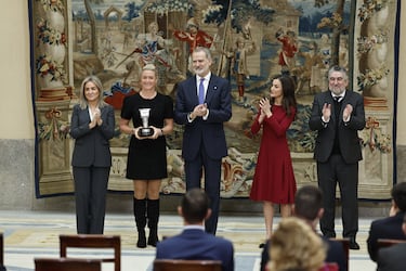 Los Reyes entregan a Anna Nordqvist, capitana del equipo europeo de la Solheim Cup 2026, su Trofeo Unión Europea en la entrega de los Premios Nacionales del Deporte 2023 y 2024.