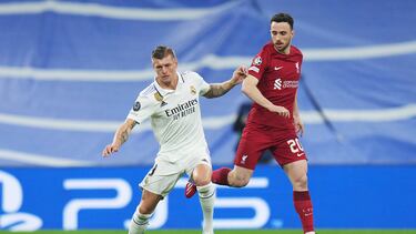 Toni Kroos controla y protege el balón ante Diogo Jota.