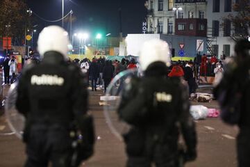 La capital belga y el país vecino han vuelto a ser el epicentro de algunos disturbios provocados por los aficionados de la selección marroquí tras su eliminación del Mundial. Se lanzaron petardos y bombas de humo hacia la policía.