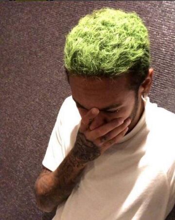 Neymar se tiñe el pelo de verde.