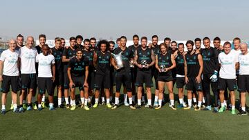Cristiano, Ramos y Modric, galardonados por la UEFA, posan junto al resto de sus compañeros.