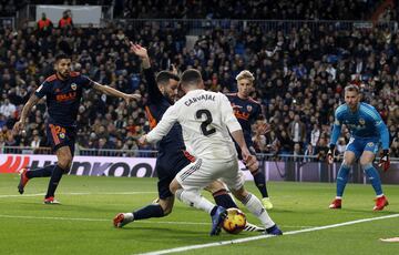 1-0. Carvajal y Gayá en la jugada del primer gol anotado por Wass en propia puerta.