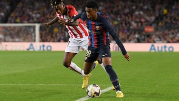 Barcelona's Spanish defender Alejandro Balde vies with Athletic Bilbao's Spanish forward Nico Williams (L) during the Spanish league football match between FC Barcelona and Athletic Club Bilbao at the Camp Nou stadium in Barcelona, on October 23, 2022. (Photo by Josep LAGO / AFP)