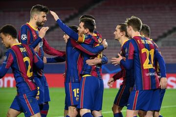 1-0. Leo Messi celebró el primer gol que marcó de penalti.