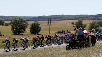 El pelotón del Tour de Francia recorre la campiña en la cuarta etapa, entre Reims y Nancy.