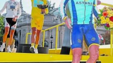 <b>ENEMIGOS. </b>Armstrong y Contador se ignoraron en el podio de París.