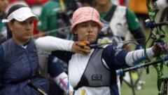 Equipo femenino colombiano de tiro con arco logra el oro ante M&eacute;xico.