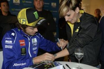 Valentino Rossi y Jorge Lorenzo firmaron autógrafos en el edificio Telefónica de Gran Vía, Madrid.  