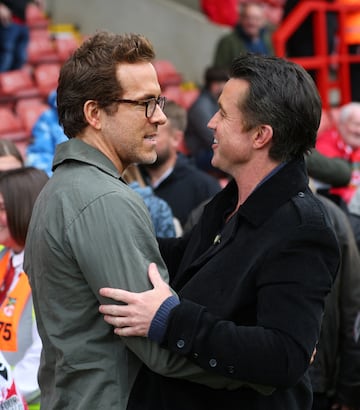 Los actores y propietarios del Wrexham, Rob McElhenney y Ryan Reynolds, antes del partido.