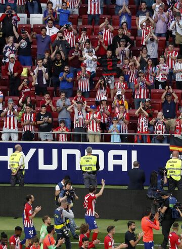 Godín durante la vuelta de agradecimiento a la afición. 