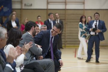 El presidente del Gobierno Pedro Sánchez y el Presidente de la Federación Española de Baloncesto Jorge Garbajosa durante el acto de despedida.