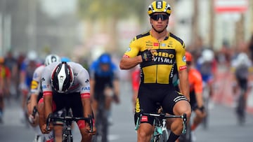 Dylan Groenewegen celebra su victoria por delante de Fernando Gaviria en la cuarta etapa del UAE Tour con final en Dubai.