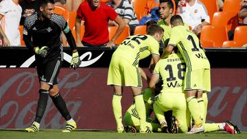 Los jugadores del Betis celebran el tercer gol marcado al Valencia durante el partido