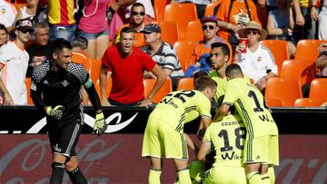 Los jugadores del Betis celebran el tercer gol marcado al Valencia durante el partido