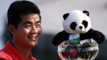 <B>VICTORIA EN EL 'PLAY-OFF'</B>. El golfista chino posa con el trofeo tras imponerse en la ronda final del Masters de Singapur.
