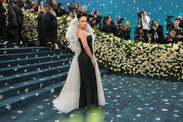 La La Anthony, con un vestido de archivo de Virgil Abloh posando a su llegada a la MET Gala 2025.
