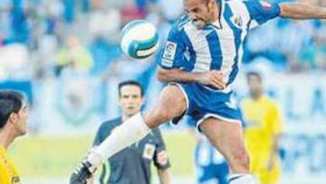 <b>GRAN REMONTADA. </b>Salva, que está en plena racha anotadora, remata un centro en la primera mitad.