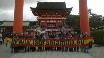 La Peña La Gran Familia ayer, posando en los Santuarios.