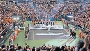 <b>PATRIOTAS. </b>Un militar canta el himno de EE UU en un abarrotado Joel Coliseum (14.500 personas).