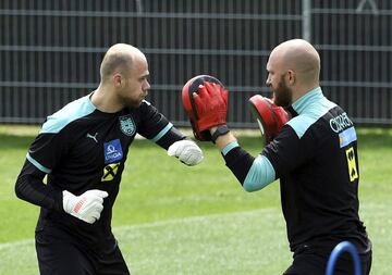 La Eurocopa inicia mañana su andadura y las distintas selecciones ultiman la puesta a punto de los jugadores en sus respectivos lugares de concentración. En la imagen el preparador de porteros de Austria, Rober Almer (derecha), trabaja con Alexander Schlager en el campo de entrenamiento de Seefeld para mejorar los reflejos.