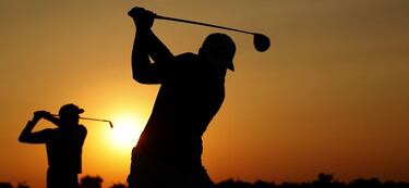 Practicando el golf en Sudáfrica en los albores del día