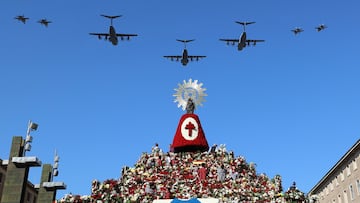Aviones del Ala 15 y 31 vuelan por encima de la Virgen del Pilar durante la tradicional ofrenda de flores en el día de su festividad.