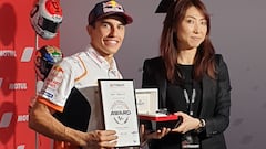 Márquez recibió su reloj número 91 como premio por la pole.